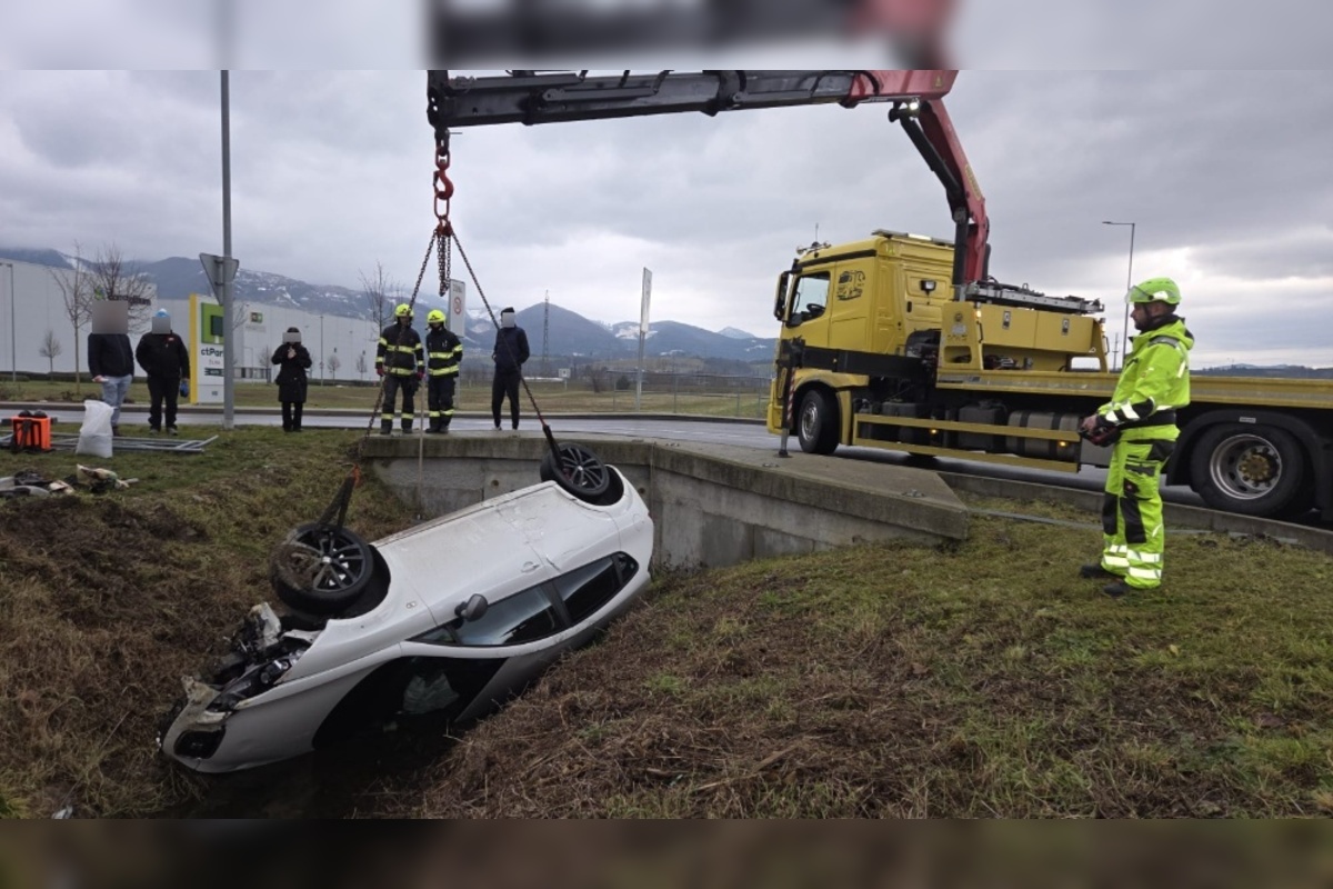FOTO: Nepríjemná dopravná nehoda pri Mobise, foto 1