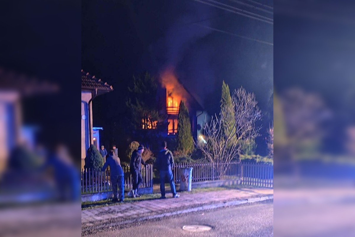 FOTO: Ničivý požiar domu v Smrečanoch, foto 1
