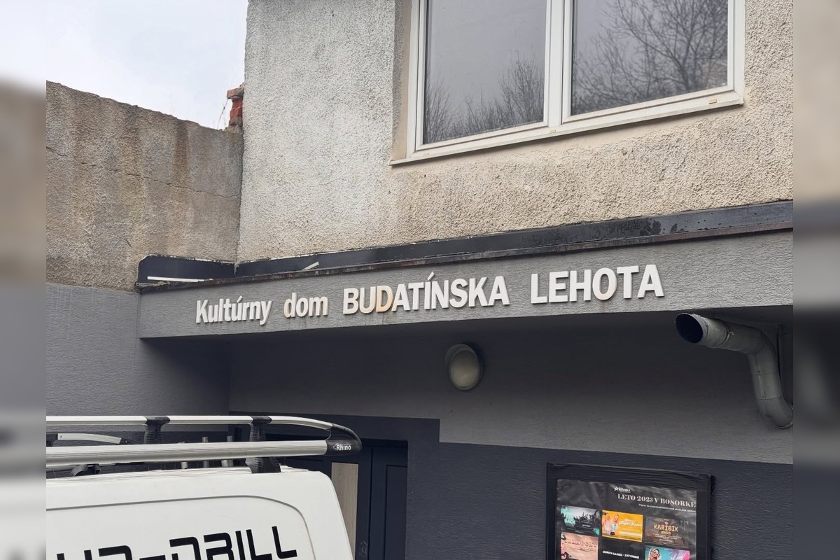 FOTO: Vyhorený kultúrny dom na Kysuciach búrajú, foto 4