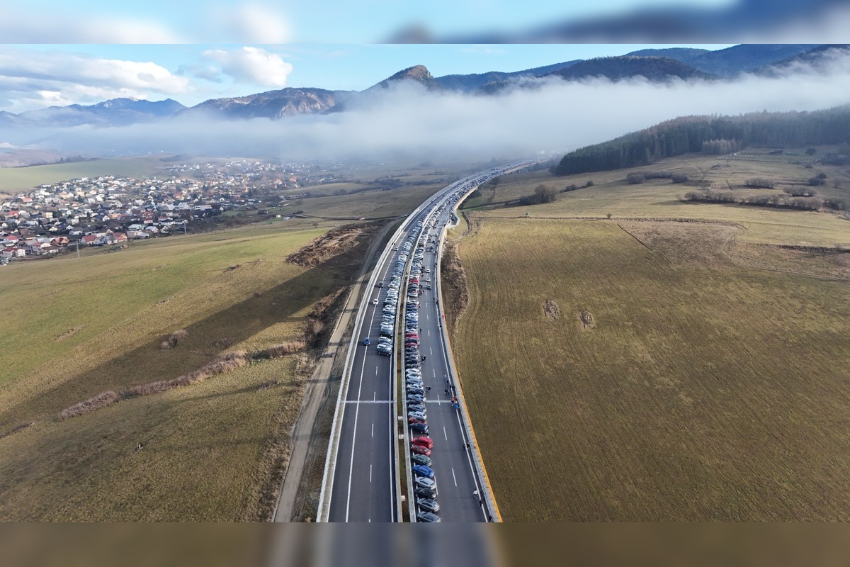 FOTO: Nával návštevníkov v tuneli Višňové, foto 1