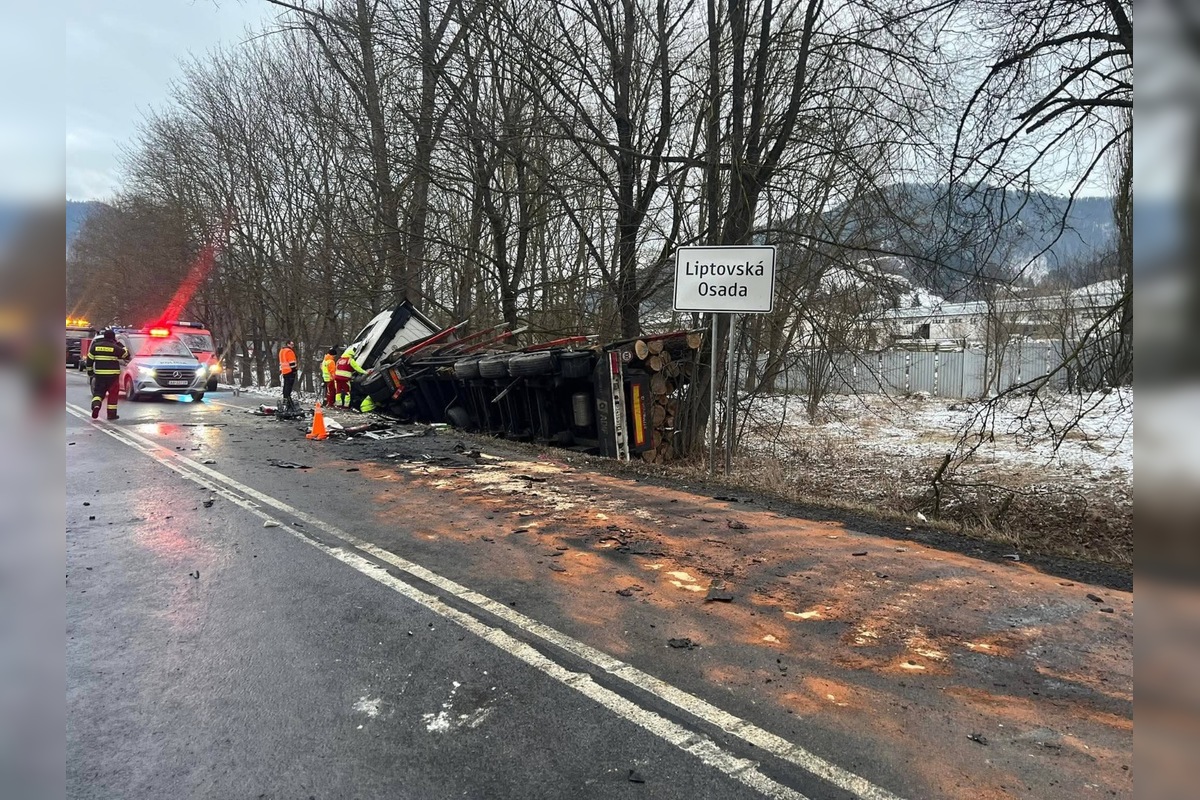 FOTO: Nehoda kamiónu a autobusu na Liptove, foto 11
