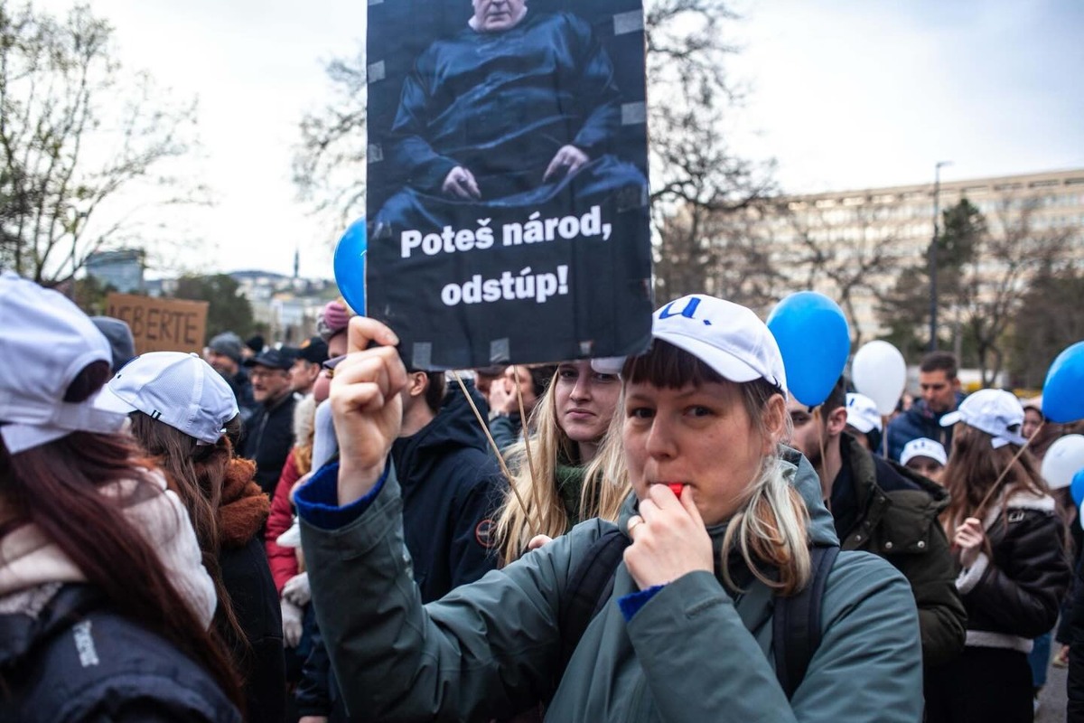 FOTO: Žilinská kultúrna obec vyrazila na protest do Bratislavy: zišli sa tisíce ľudí. Pridali sa aj študenti , foto 1