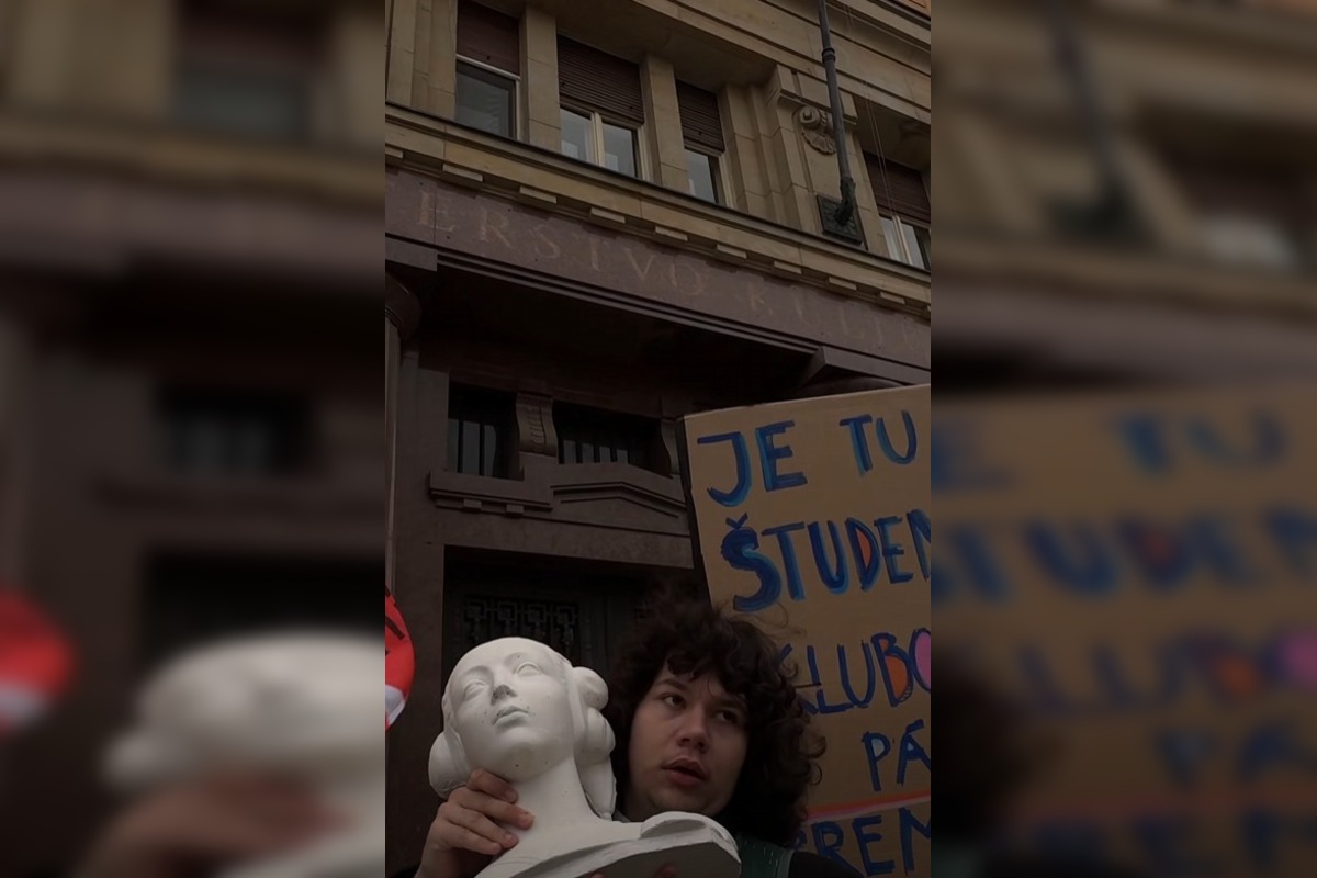 FOTO: Žilinská kultúrna obec vyrazila na protest do Bratislavy: zišli sa tisíce ľudí. Pridali sa aj študenti , foto 7