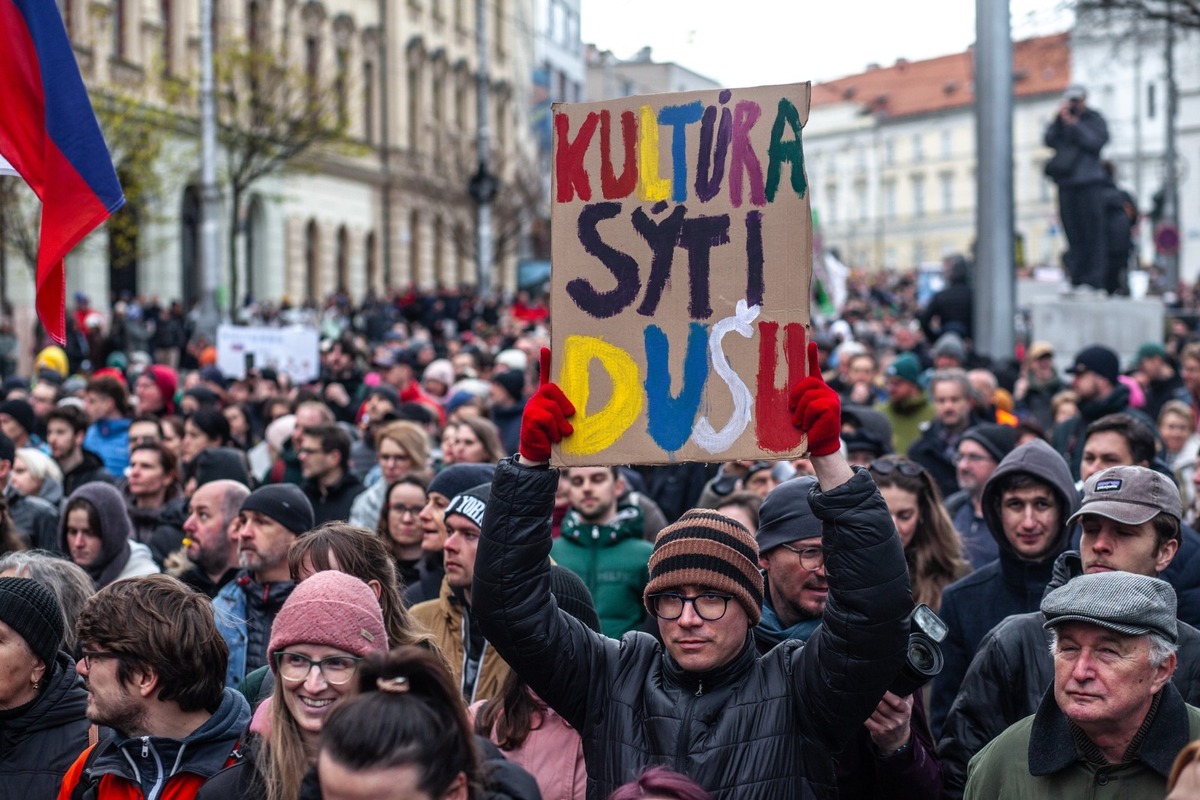 FOTO: Žilinská kultúrna obec vyrazila na protest do Bratislavy: zišli sa tisíce ľudí. Pridali sa aj študenti , foto 14