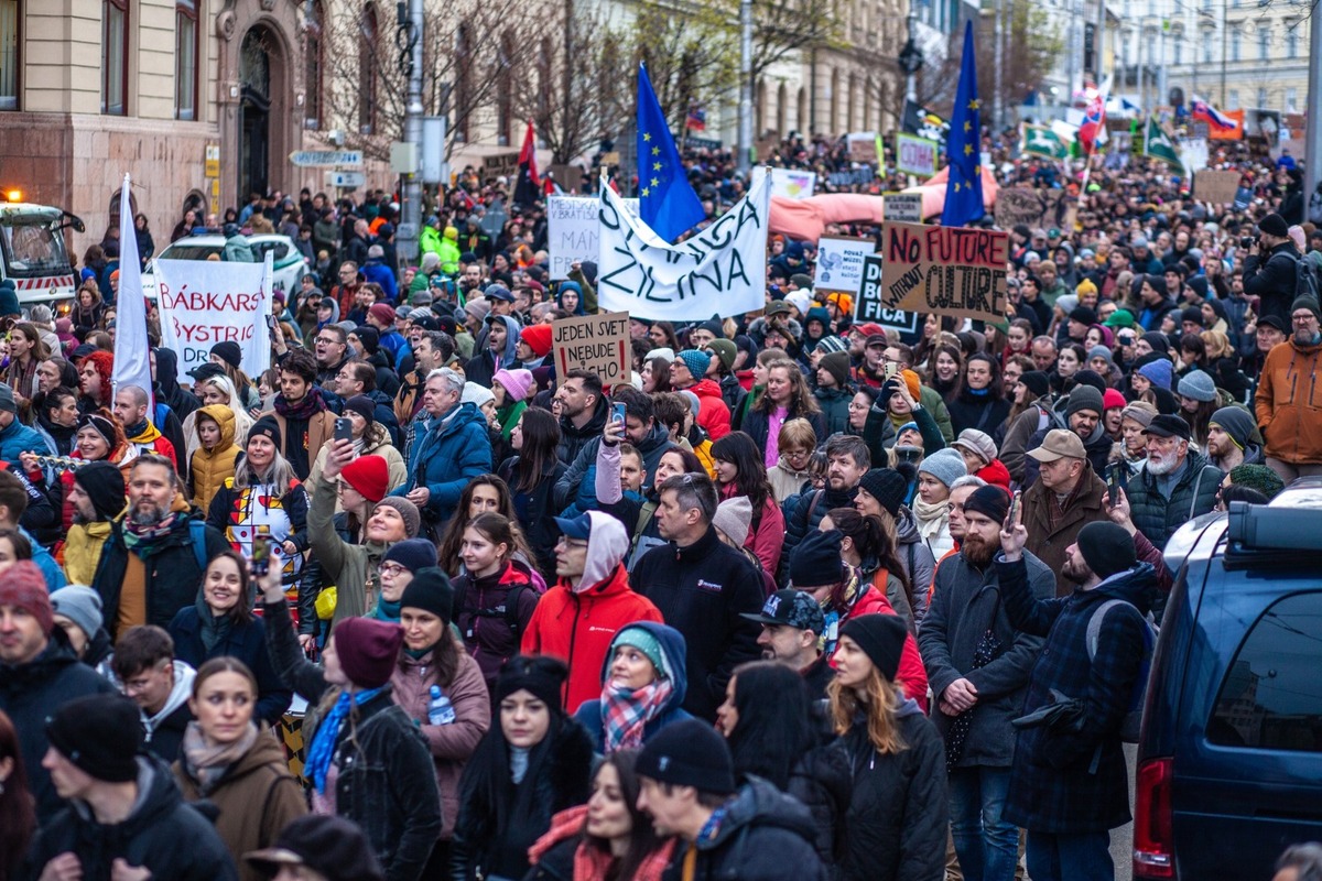 FOTO: Žilinská kultúrna obec vyrazila na protest do Bratislavy: zišli sa tisíce ľudí. Pridali sa aj študenti , foto 22
