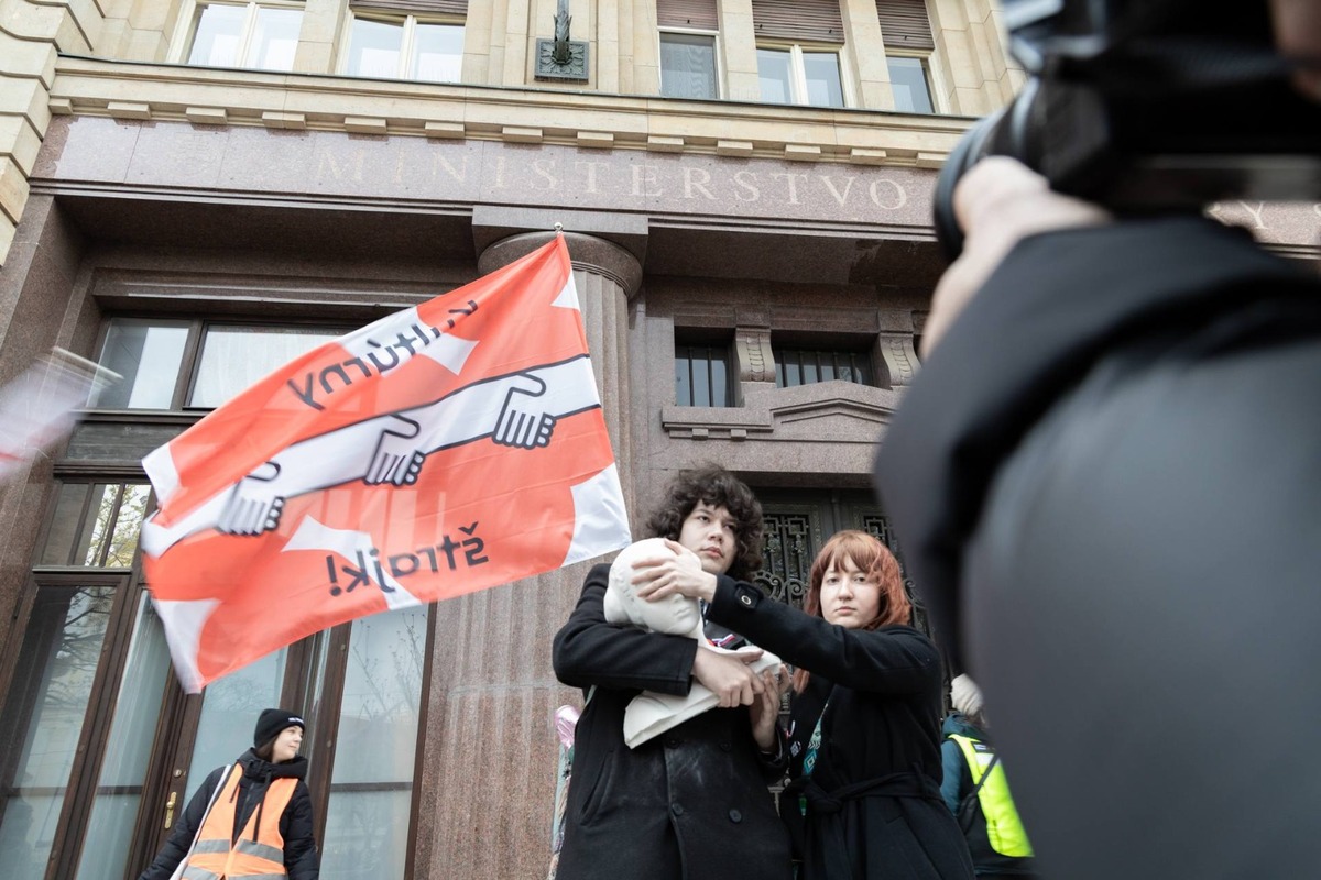 FOTO: Žilinská kultúrna obec vyrazila na protest do Bratislavy: zišli sa tisíce ľudí. Pridali sa aj študenti , foto 27