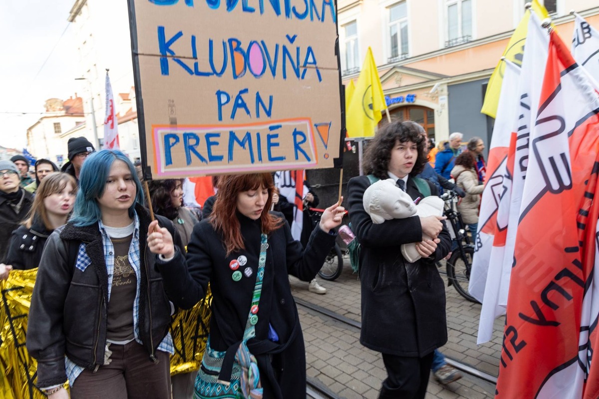 FOTO: Žilinská kultúrna obec vyrazila na protest do Bratislavy: zišli sa tisíce ľudí. Pridali sa aj študenti , foto 31