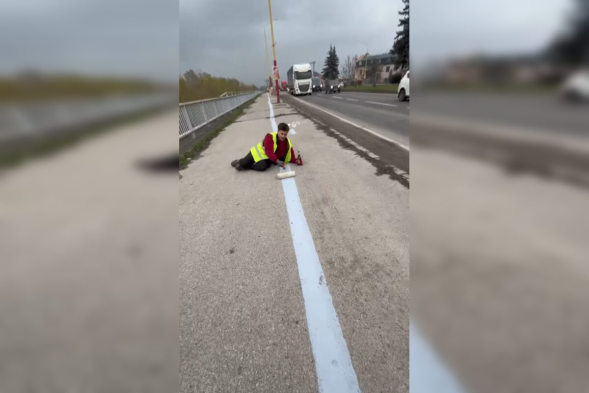 FOTO: Kto toto vymyslel? Influencer narazil do lampy na cyklochodníku v Ružomberku, video baví Slovensko, foto 2