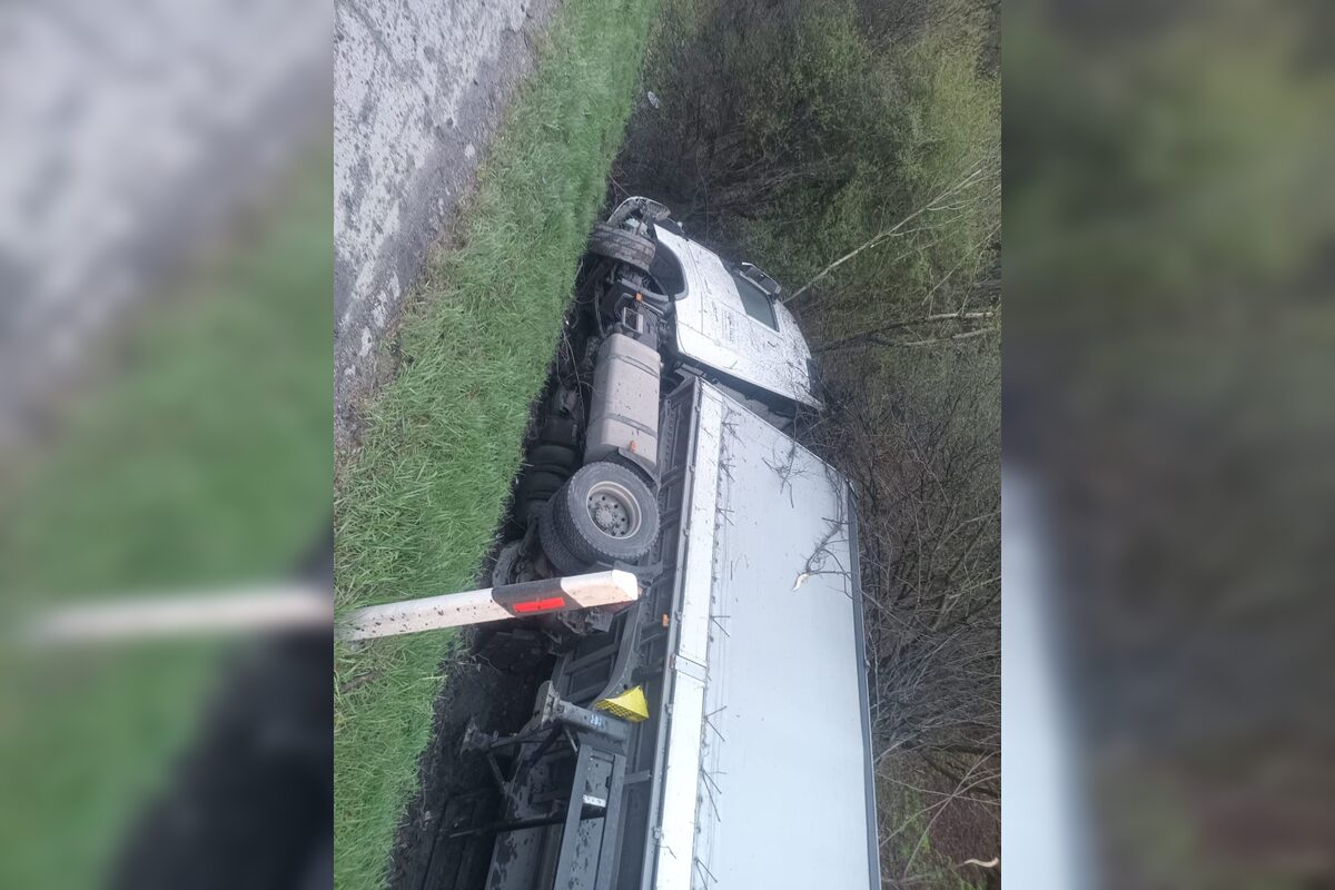 FOTO: Prevrátený kamión na Kysuciach, foto 1