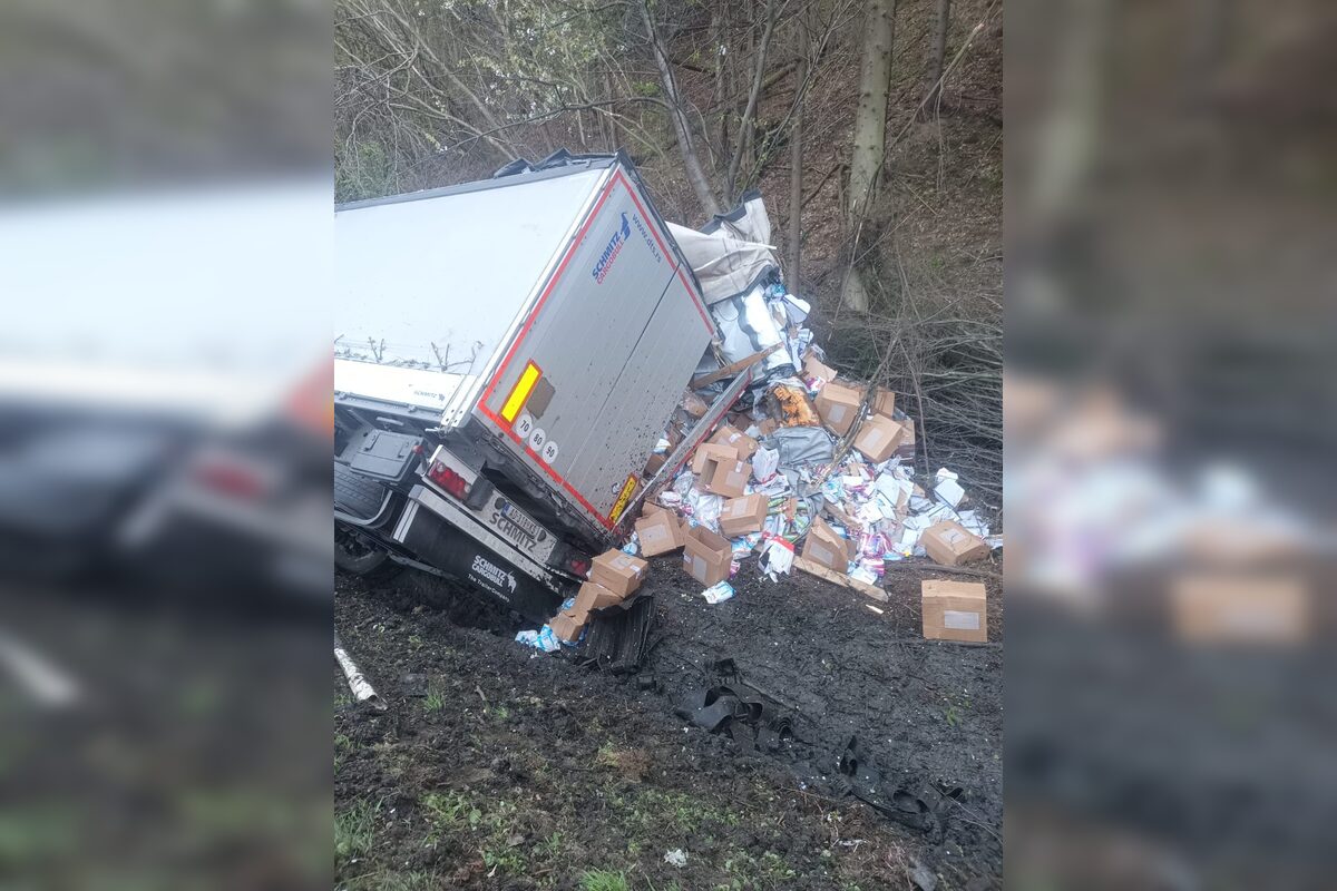 FOTO: Prevrátený kamión na Kysuciach, foto 3