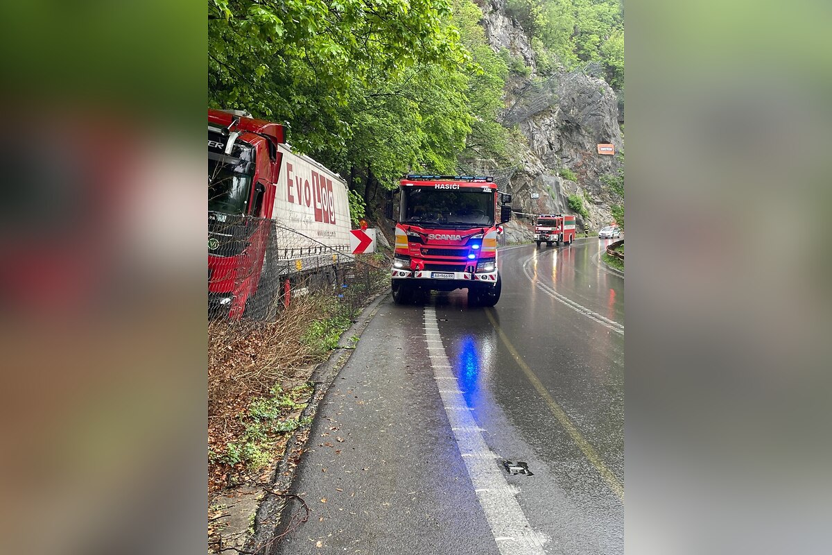 FOTO: Nehoda dvoch kamiónov pod Strečnom, foto 4