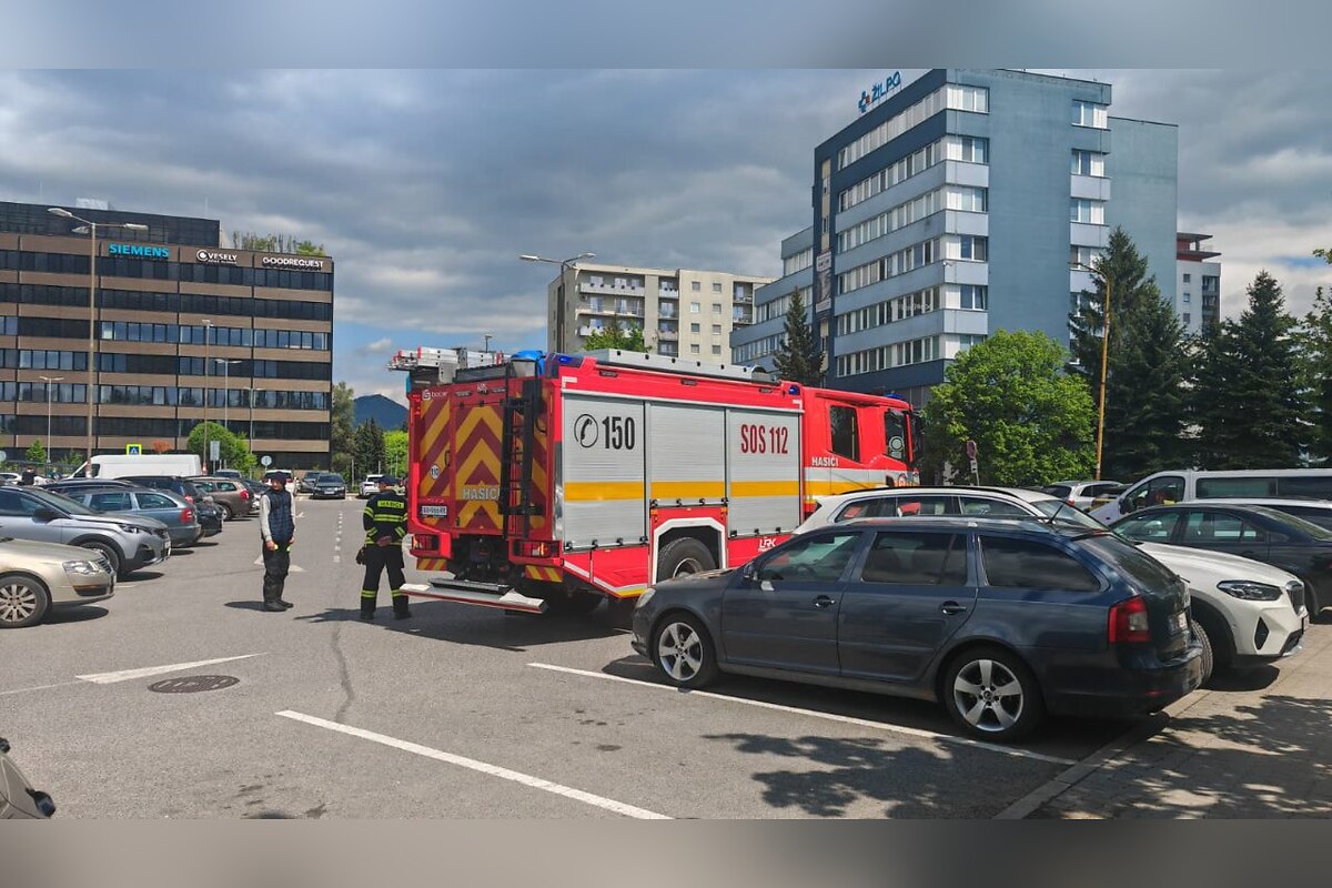 FOTO: V žilinskom Kauflande unikli nebezpečné látky, zasahovali aj záchranky, foto 1