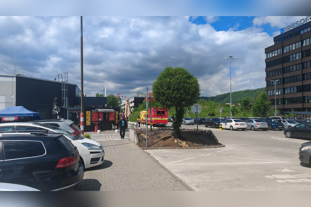 FOTO: V žilinskom Kauflande unikli nebezpečné látky, zasahovali aj záchranky, foto 2
