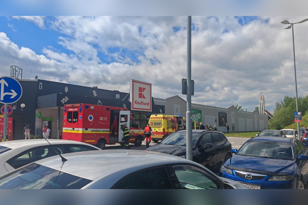 FOTO: V žilinskom Kauflande unikli nebezpečné látky, zasahovali aj záchranky, foto 3