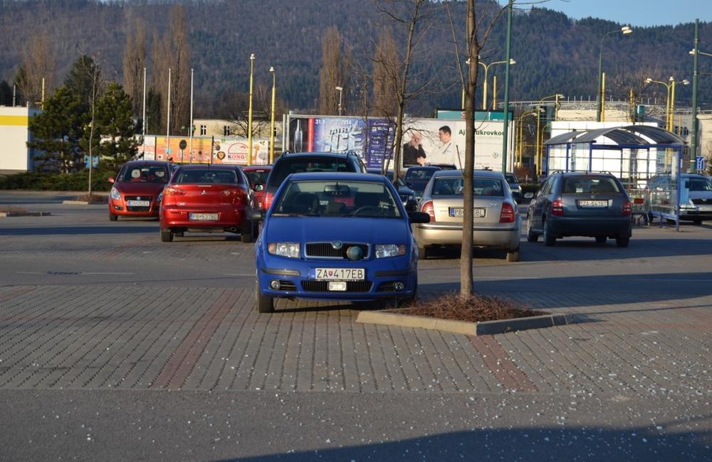 Dopravná nehoda na Vlčincoch pri obchodnom centre Dubeň, foto 3