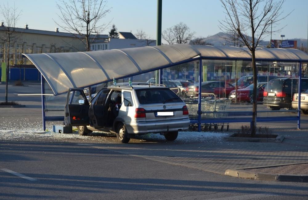 Dopravná nehoda na Vlčincoch pri obchodnom centre Dubeň, foto 4
