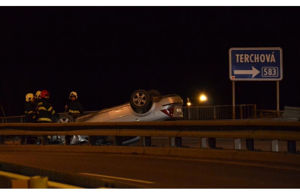 Nehoda na Štedrý deň pri ktorej skončilo auto na streche, foto 2