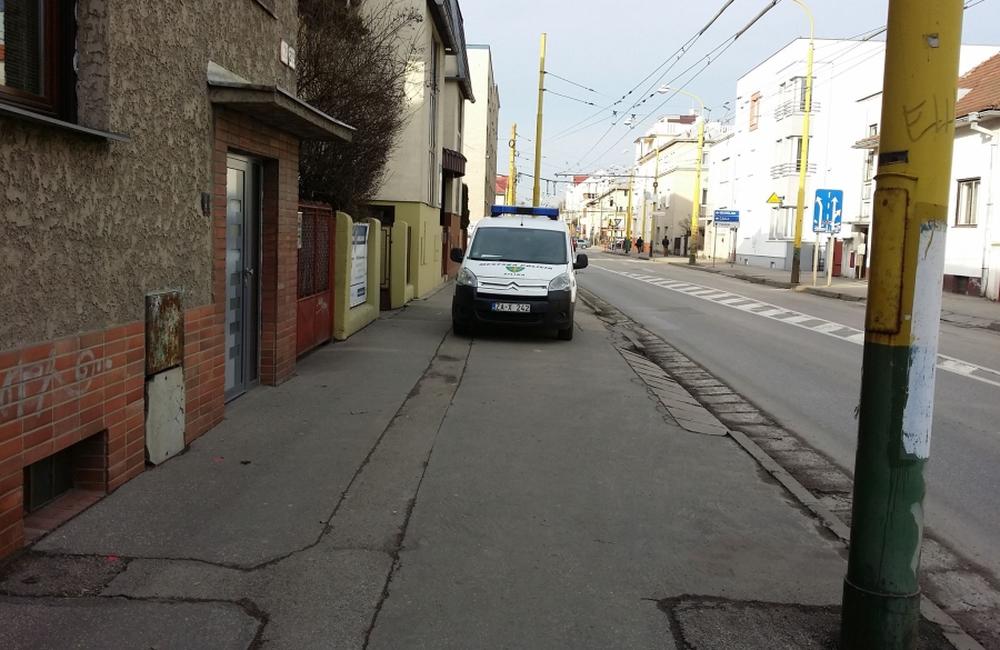 Nesprávne parkovanie - mestská polícia na chodníku v zákaze, foto 1