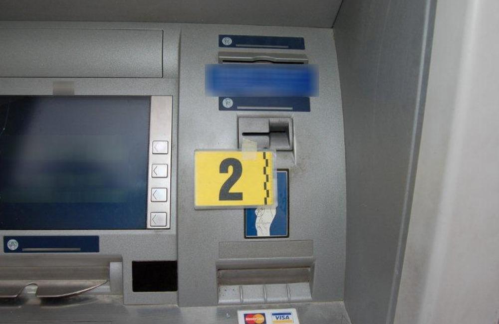 Podozrivú manipuláciu pri bankomate si všimli okoloidúci občania, foto 4