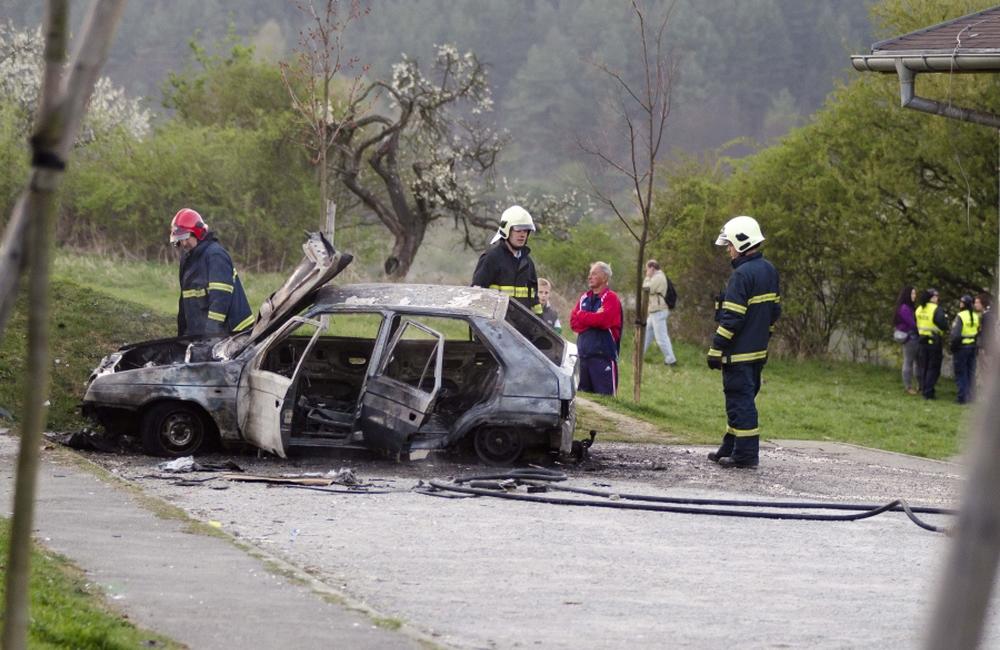 Požiar osobného motorového vozidla na Hájiku 6.4.2014, foto 12