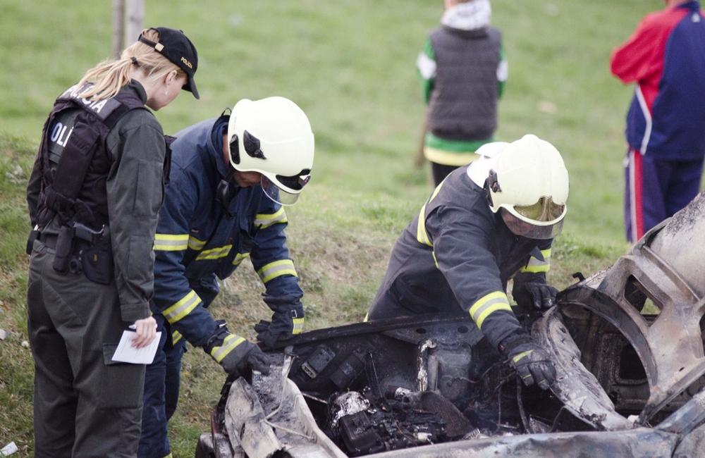 Požiar osobného motorového vozidla na Hájiku 6.4.2014, foto 14