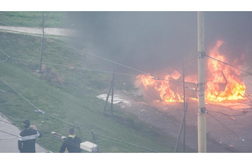 Požiar osobného motorového vozidla na Hájiku 6.4.2014, foto 1