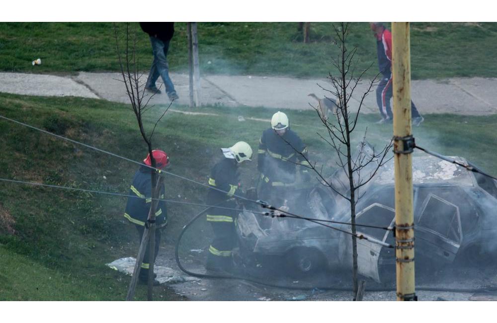 Požiar osobného motorového vozidla na Hájiku 6.4.2014, foto 2