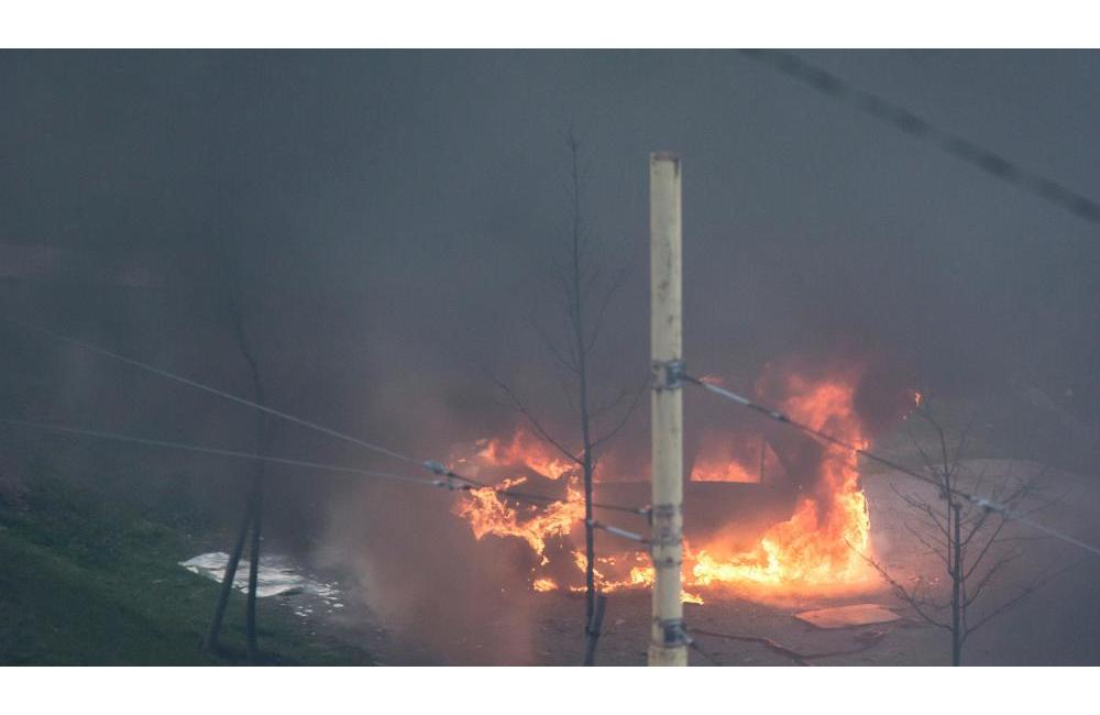 Požiar osobného motorového vozidla na Hájiku 6.4.2014, foto 3