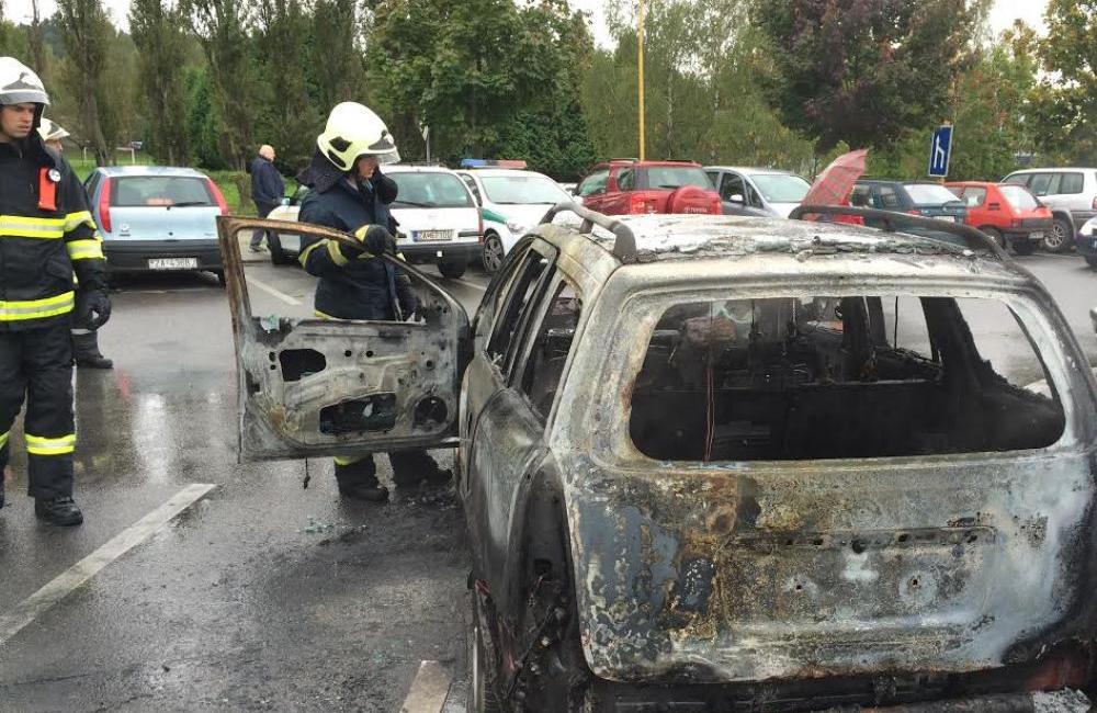 Pred Kauflandom zhorelo osobné auto, foto 2