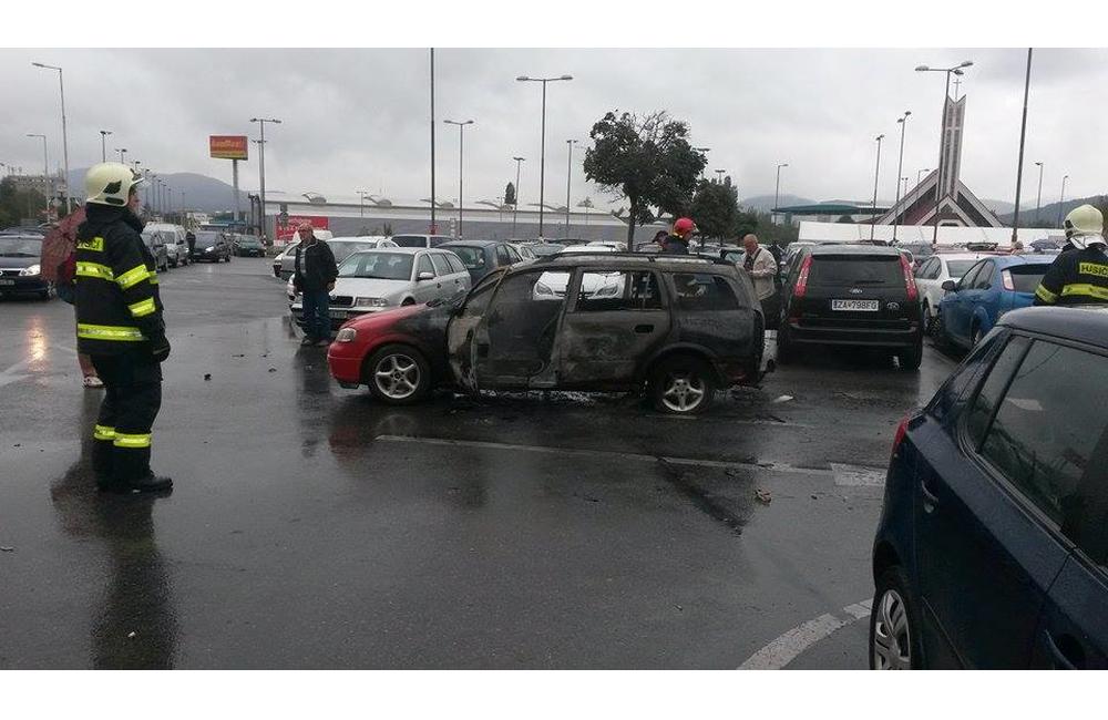 Pred Kauflandom zhorelo osobné auto, foto 3
