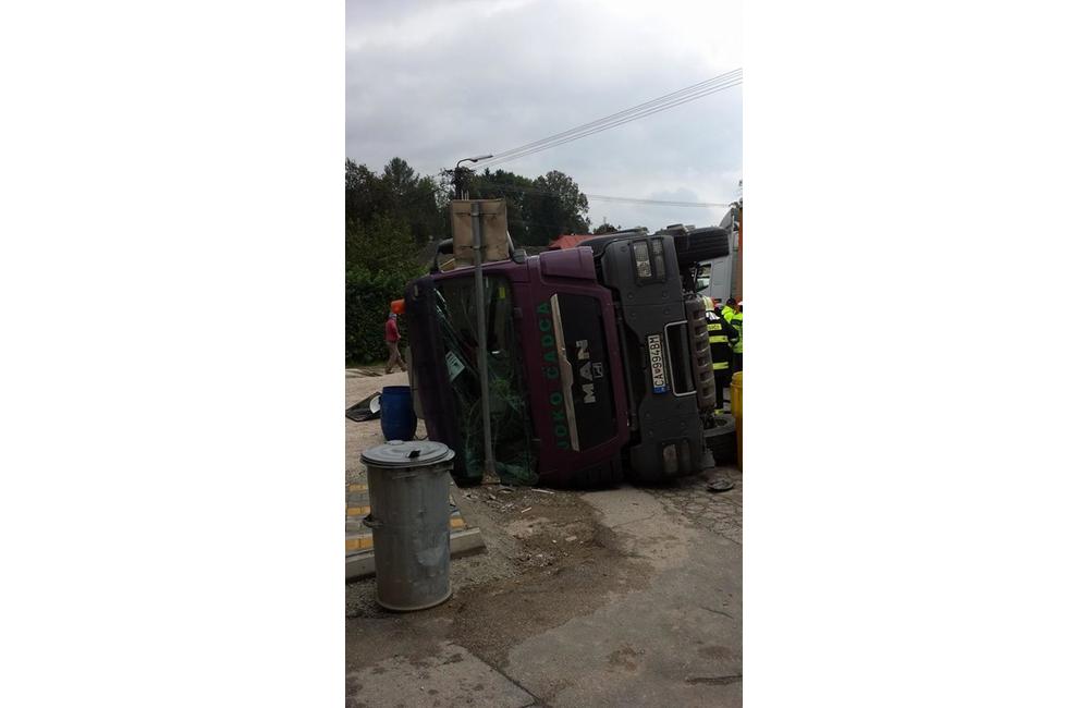 Prevrátené nákladné auto pri obci Kľače, foto 1