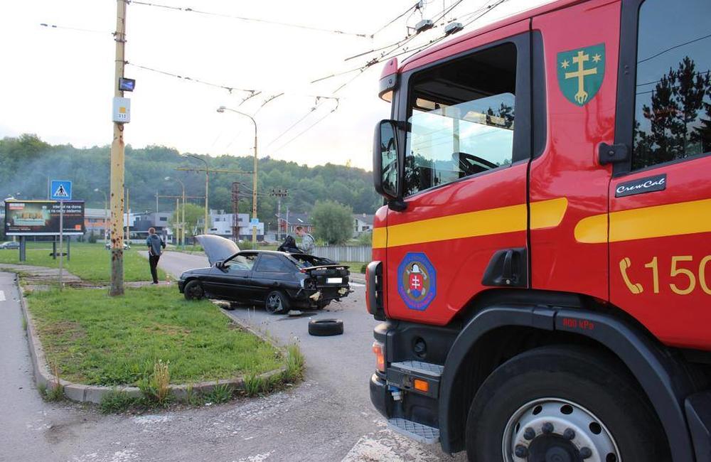 Vodič vo vysokej rýchlosti narazil do stĺpu trolejového vedenia, foto 1