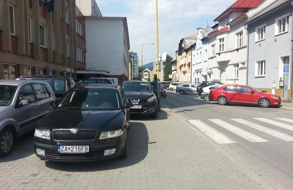 Vozidlá blokujú chodník na ulici Andreja Kmeťa, foto 2
