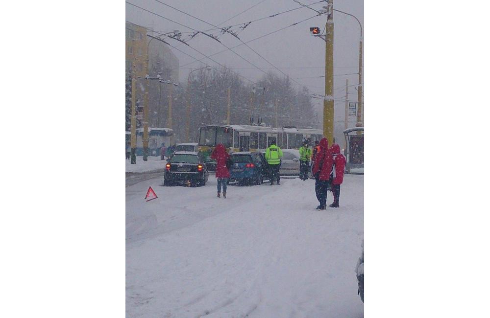 Výdatné sneženie prispelo k desiatkam nehôd v meste, foto 7