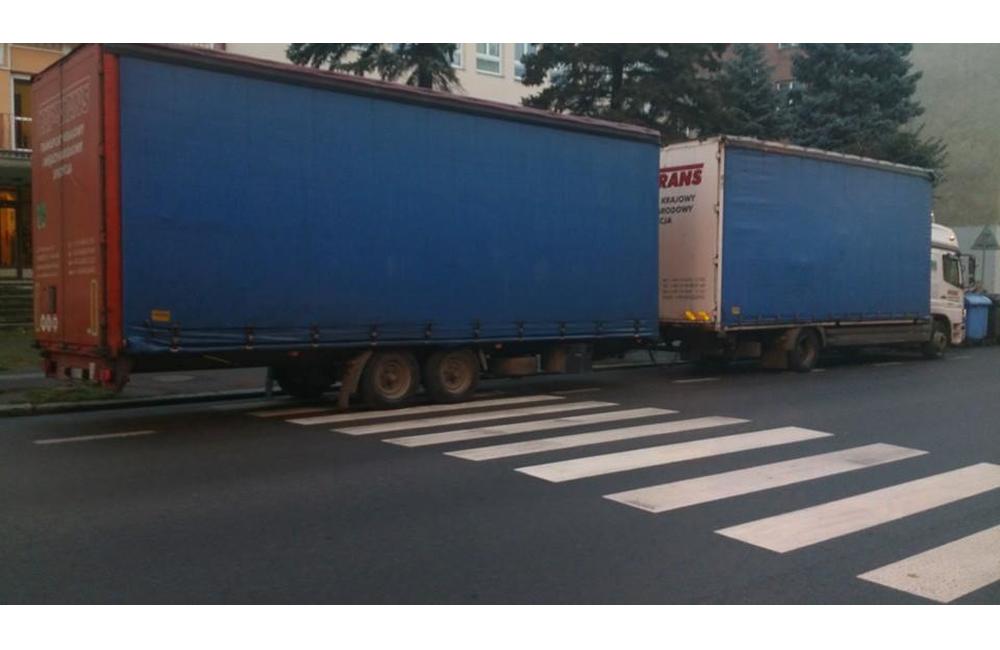 Zaparkovaný kamión blokuje priechod na ulici Veľká okružná, foto 1