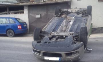 Dopravná nehoda v Považskom Chlmci, auto skončilo na streche