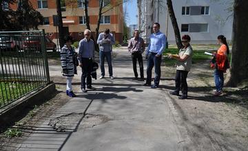 Oprava chodníkov na Hlinách a Vlčincoch
