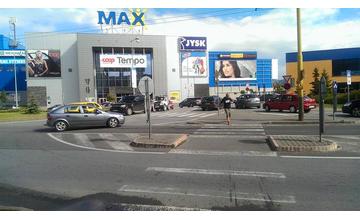 Nehoda auta a chodkyne pri obchodnom centre MAX Solinky