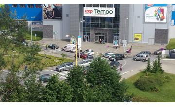 Nehoda auta a chodkyne pri obchodnom centre MAX Solinky