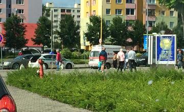 Nehoda auta a chodkyne pri obchodnom centre MAX Solinky