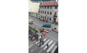 Vážna dopravná nehoda motorkára v centre mesta
