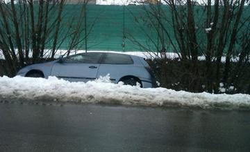 V Trnovskom esíčku skončilo v potoku už viac ako 10 áut
