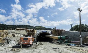 Stavbári prerazili druhú tunelovú rúru tunela "Daniela"