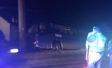 V Bitarovej narazil autobus do elektrického stĺpa