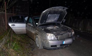 Po 2 dňoch objavila hliadka kradnuté auto, 22-ročný vodič sa snažil uniknúť