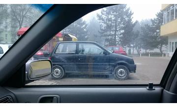 Muž na Vlčnincoch blokuje starými automobilmi parkovacie miesta