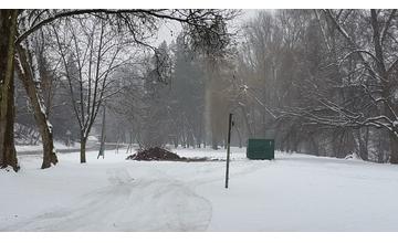 Kuriózna zimná údržba v parku na Rosinkách