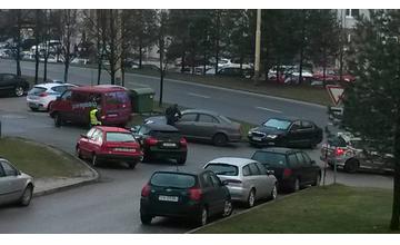 Nesprávne parkovanie na sídliskách a rozdávanie papúč