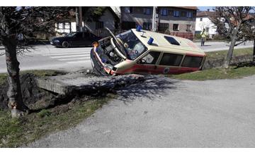 Nehoda sanitky a osobného auta, obec Varín, 14.3.2016