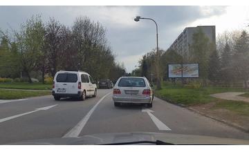 Parkovanie v jazdnom pruhu Obežná ulica 25.4.2016